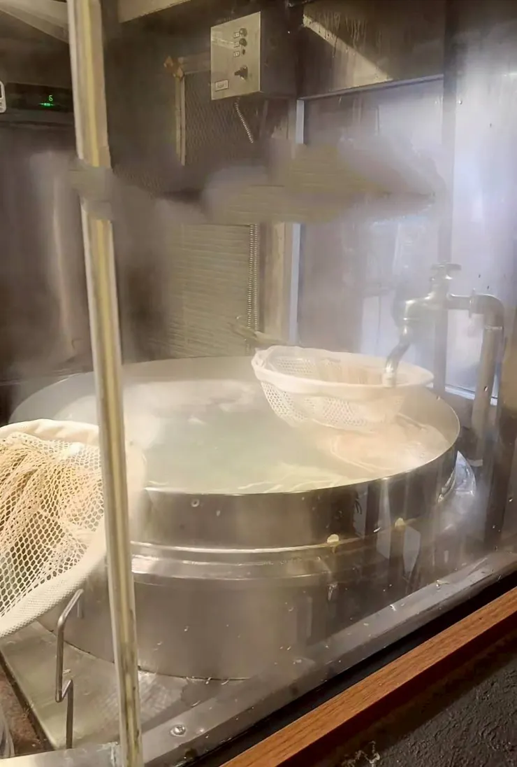用著隔面板給我們看到現場蒸煮的麵，這看起來就很壯觀👍👍👍