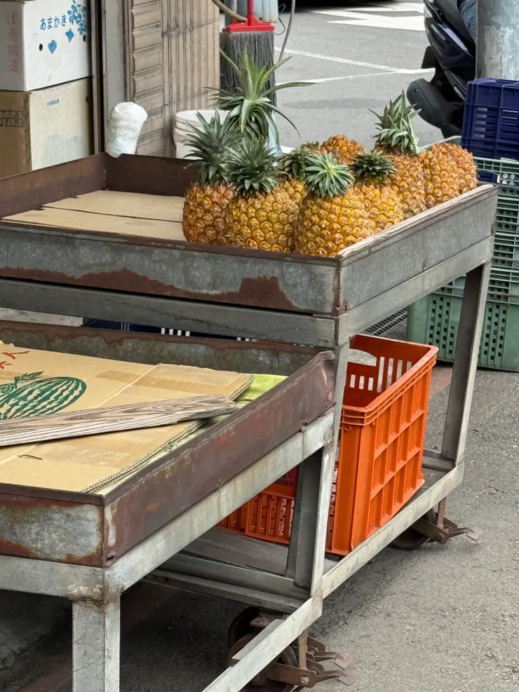 2025/09/22 路上看到很肥的鳳梨