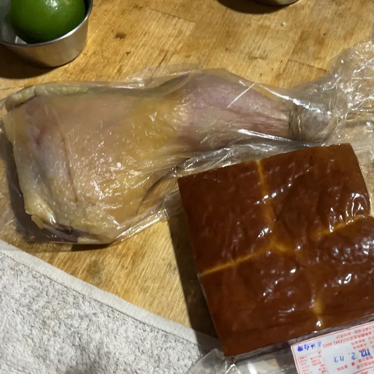 這是去年五月時買的風雞腿跟腊豆腐