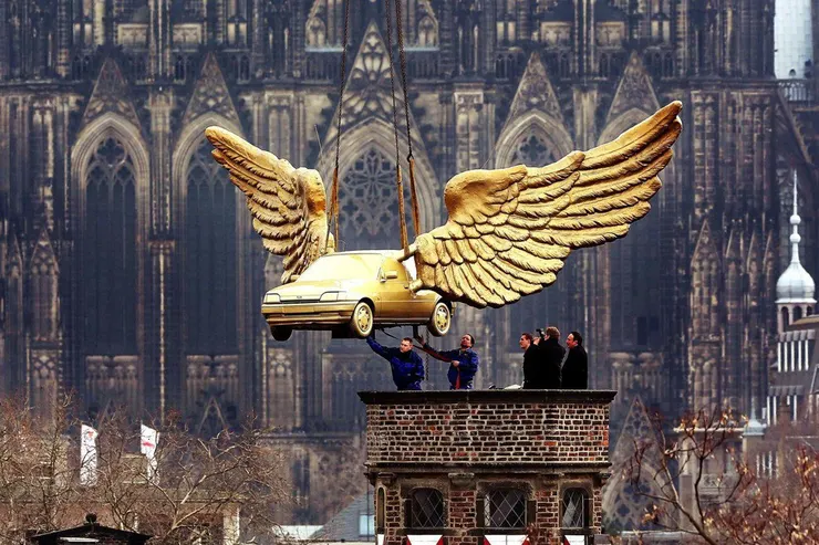 德國的黃金飛天車藝術 來源:美聯社