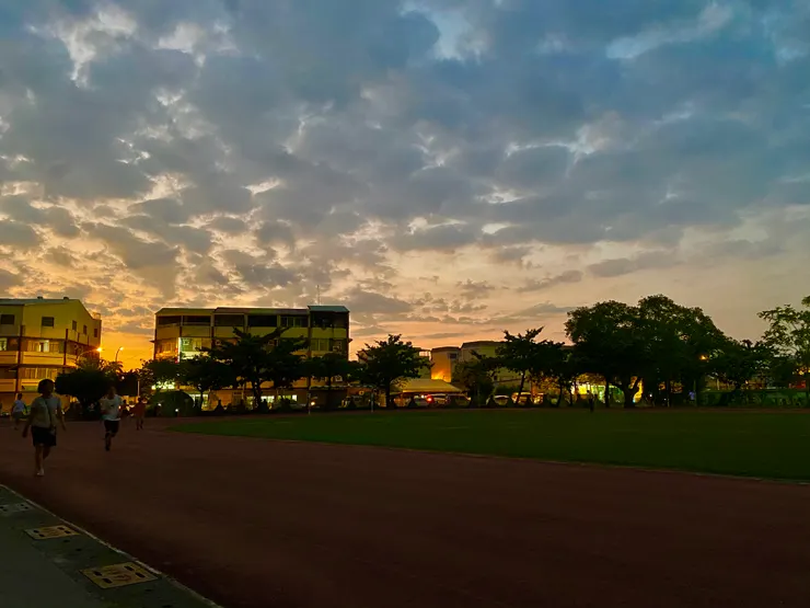 傍晚的母校操場🌙