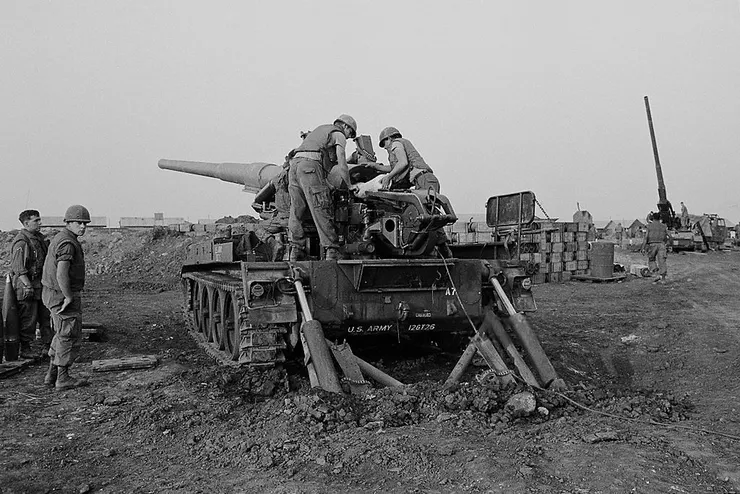 佈署於卡羅爾營區的M107自走砲，M107高達32.8公里的最大射程能夠支援遠方的友軍基地，在越南是非常重要的支援火力平台，然而代價是較慢的射速(最大射速僅每分鐘1發)與極低的砲管壽命(早期僅400發)