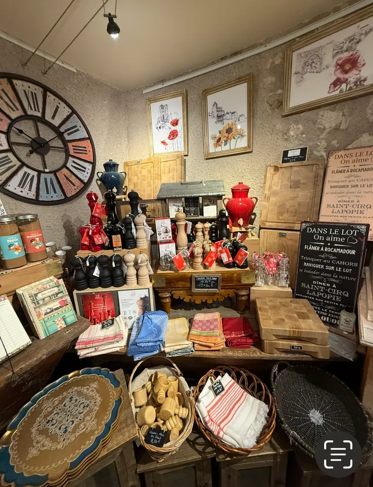 牆壁的最上方,有著畫家寄賣的美麗畫作