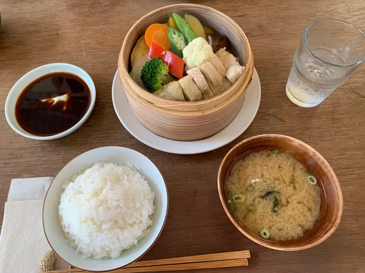 有發現嗎？筷架是一顆土豆，最後可以吃掉它。