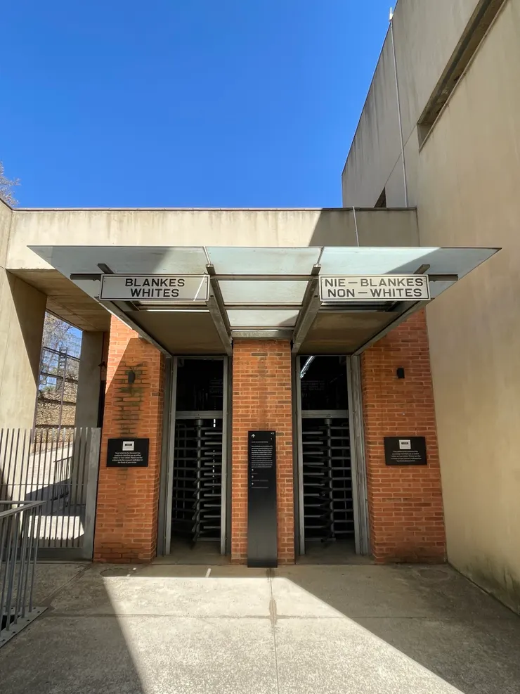 有色人種入口！