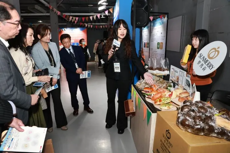 ▲產業局吳欣珮副局長逛展聽取中小企業ESG轉型成果