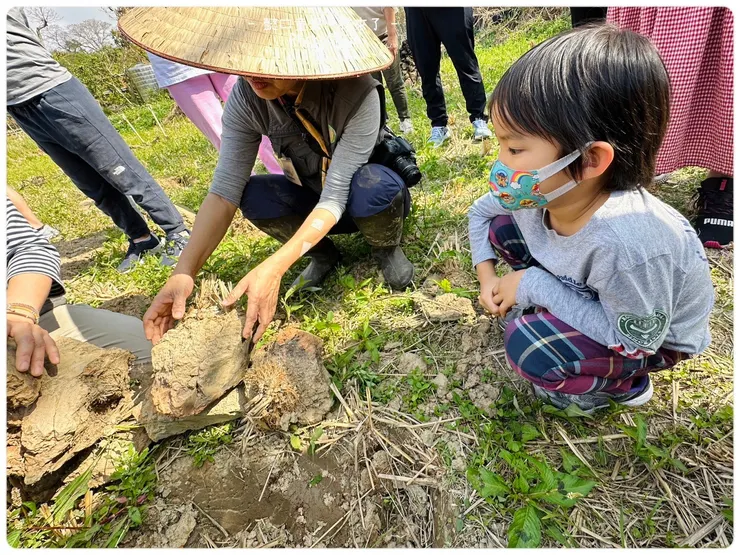 裡山塾示範如何蓋窯。