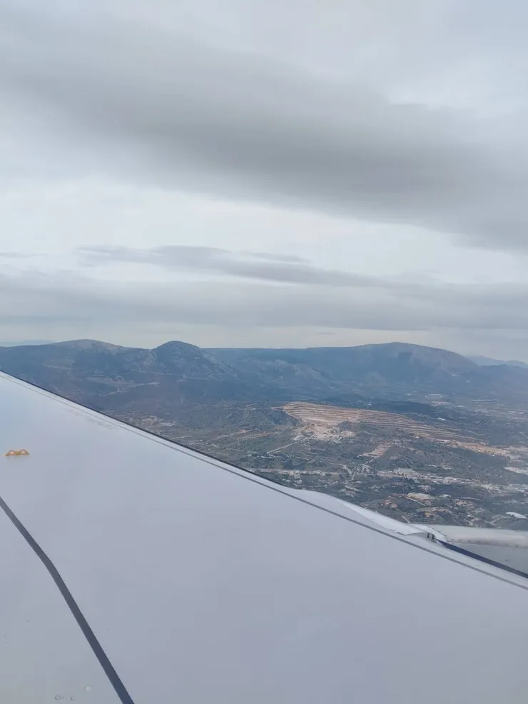好幸運坐在靠窗的位置，還沒落地就能看見古蹟（應該是吧）！  