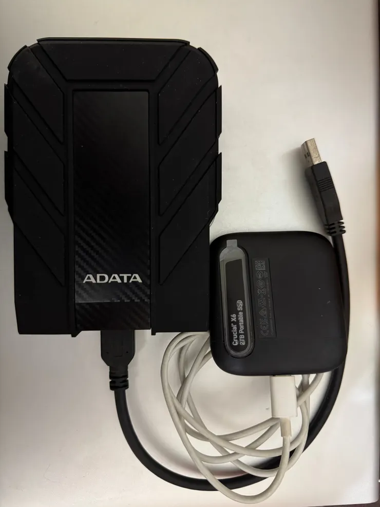大的是更早買的HDD行動硬碟(4TB)，右邊是Micron Crucial X6 2TB