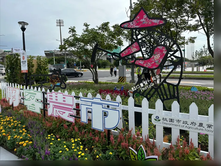 好客市集緊鄰世界館，逛完走出來逛逛或覓食都可以。