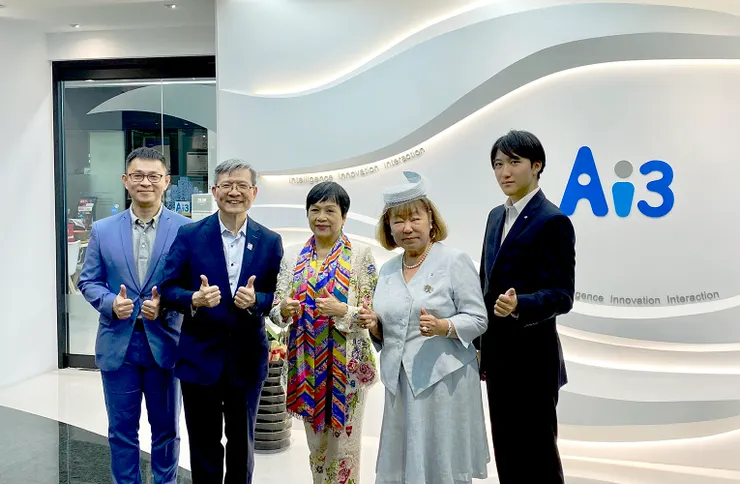 圖2:日本USE代表取締役會長吉弘京子(右二)、取締役吉弘宗義(右一)、台灣I3公司董事長張榮貴(左二)、總經理陳愷(左一)、GDDA理事長邱月香(中)於AI3總部合影。