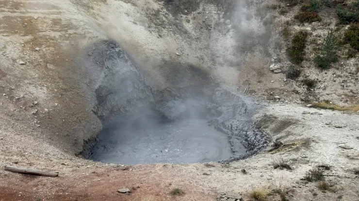 熱滾滾的泥漿伴著濃濃臭雞蛋氣味