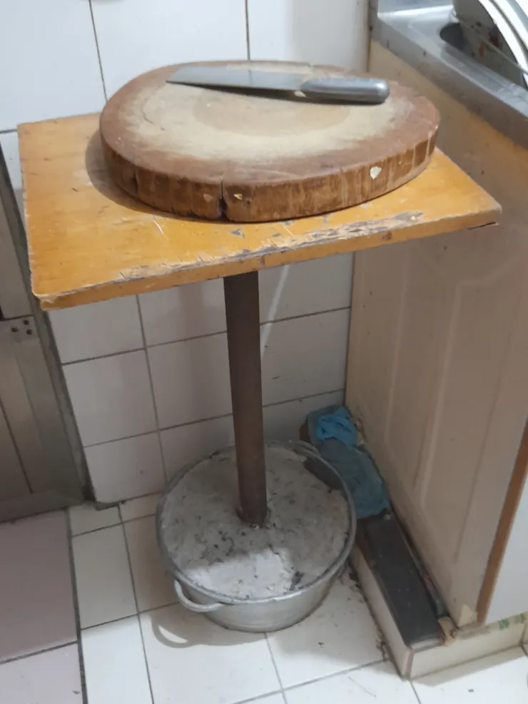 強固的磨鏡台，目前還勇健地放在我老家，計畫完成後，它就變成母親的切菜台，現在還在服役中。