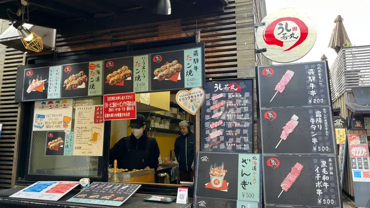 除了章魚燒，也有賣烤牛串等各式小吃。