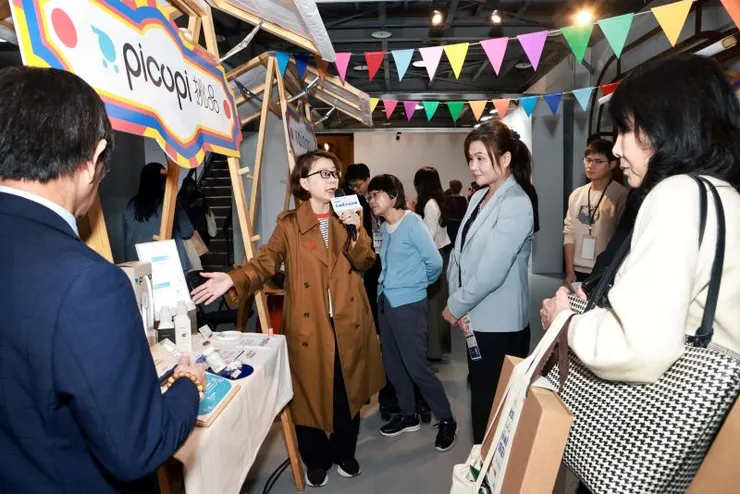 ▲產業局吳欣珮副局長逛展聽取中小企業ESG創新解方