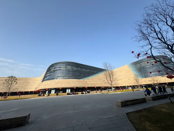 造型優美的博物館新館,即使用廣角,距離不夠遠也難照出全貌。