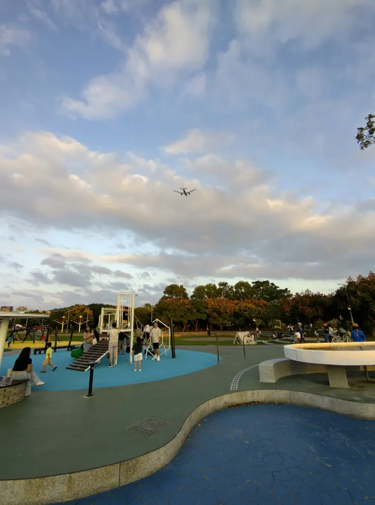 在內湖運動公園都可以看到飛機從頭上飛過去