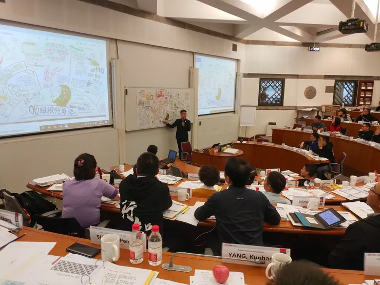 上海中歐國際工商學院曾荃鈺老師上課說明視覺圖像紀錄一景