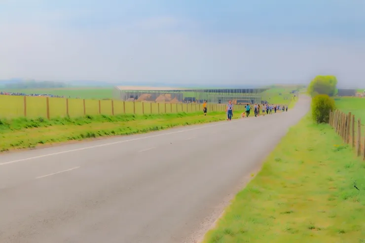 從巨石陣本體走回入口處的路上