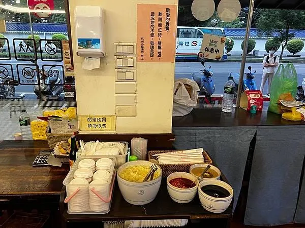醬料區提供了新鮮的薑絲、白醋、醬油及辣醬可以依據需求自取