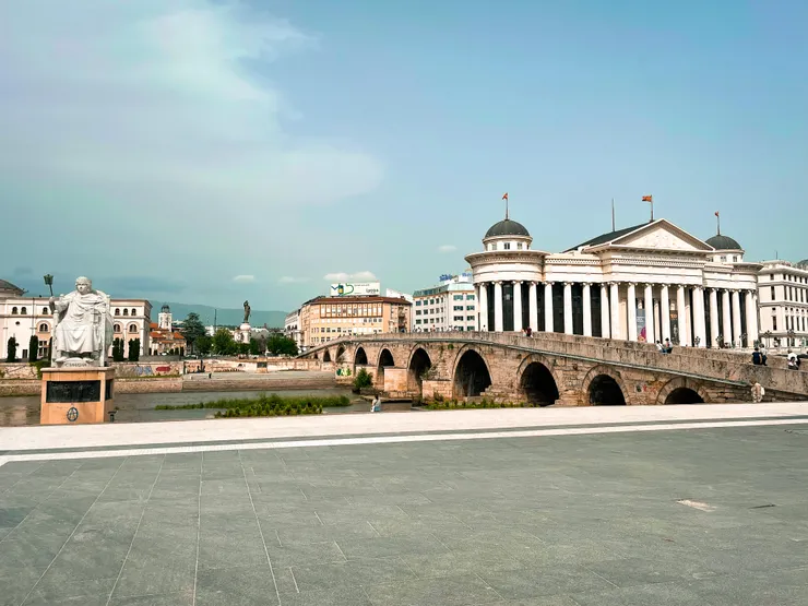 連接發達河兩岸的石橋一景