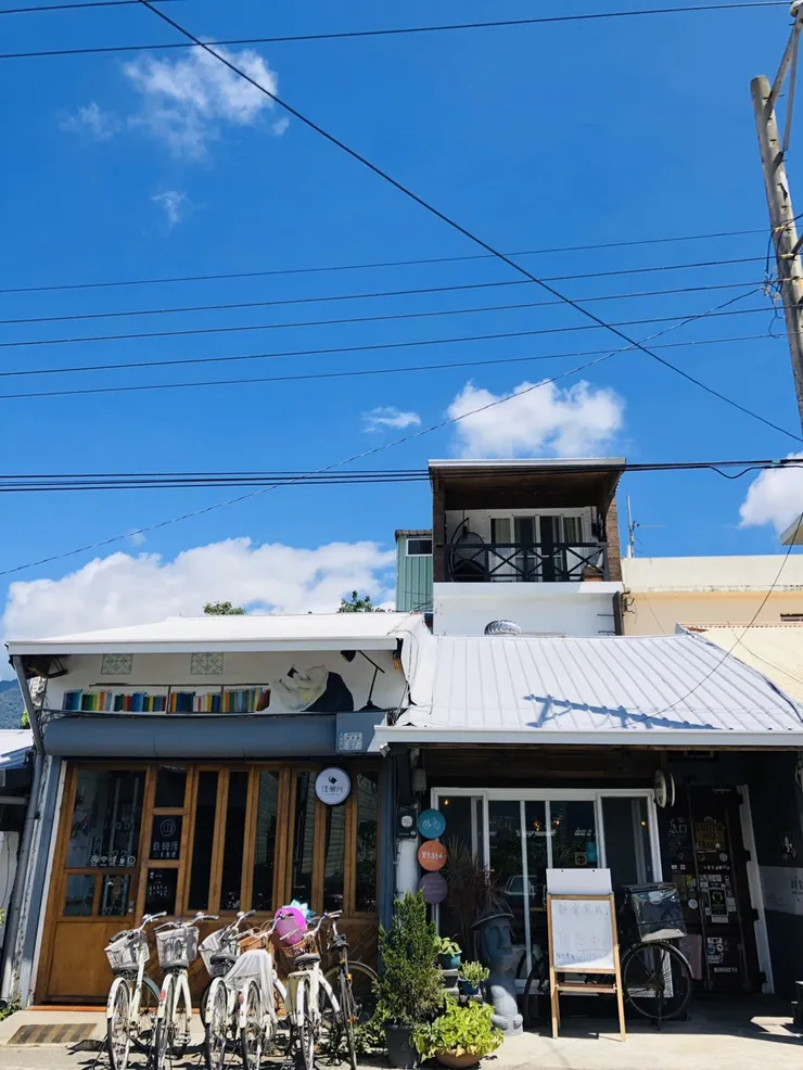原來宿B&B（右）及借冊所二手書店（左）