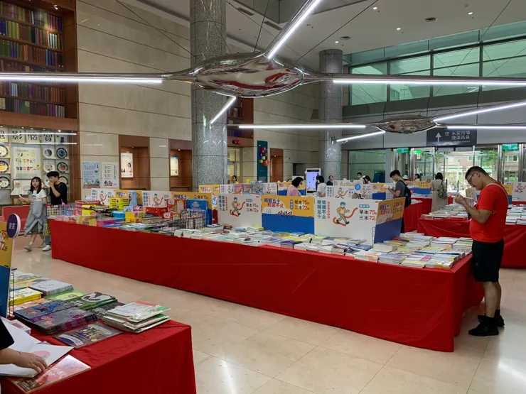 一樓大廳有書籍特賣會。