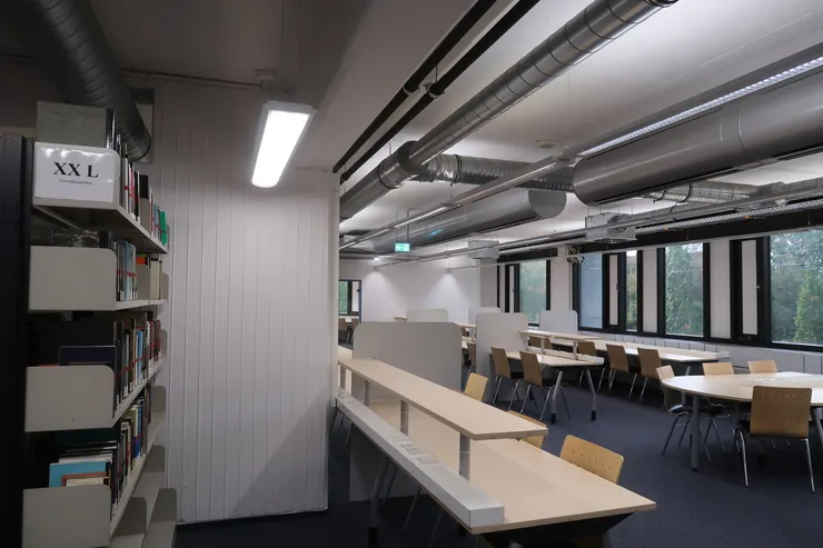 (刑事法與公法圖開架區一隅)