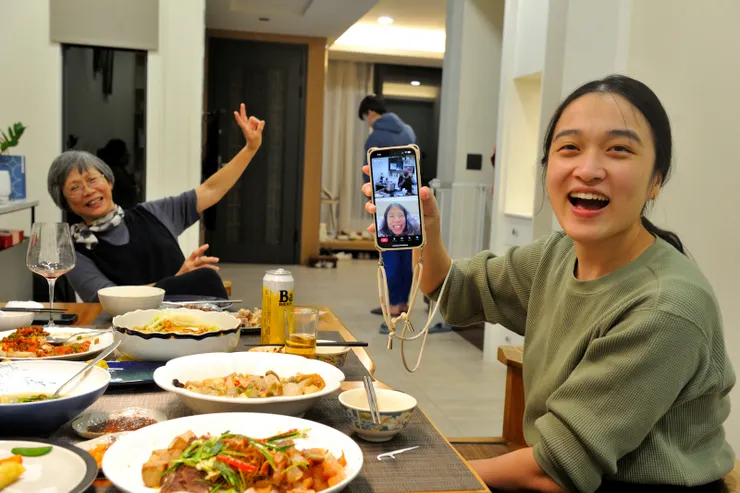 【年夜飯發紅包視訊直播天涯咫尺！拉拉持手機和女兒視訊。】