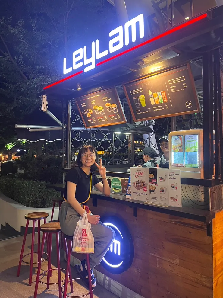 跟餐車美食的餐車合照,有local嗎😆