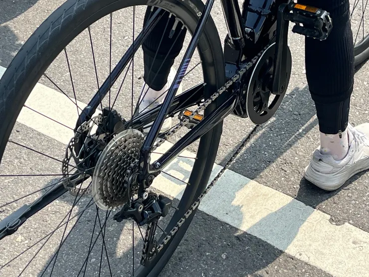 很多騎電輔車的姐姐都不知道停下來時也要降低速檔位，還是一一提醒她們