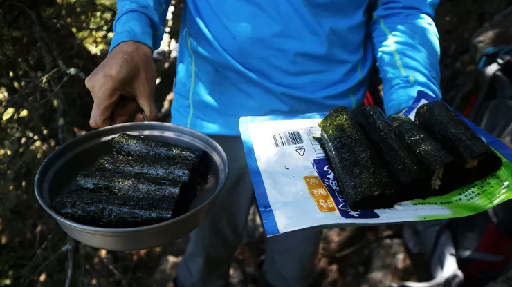 黃家小隊隊長很貼心的幫我們準備了8個飯糰，讓我們補充體力，準備挑戰下一個猙獰的山頭～素密達山。