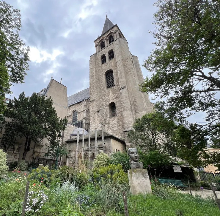 Picasso's sculpture is situated in a park next to the Church of Saint-Germain-des-Prés. 畢卡索的雕像靜靜地矗於教堂旁的角落。