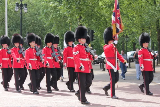 英國御林軍換班後沿著聖詹姆士公園步操返回軍營  (作者拍攝）