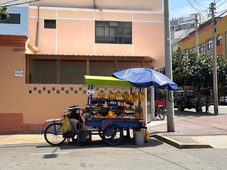 祕魯LIMA的街景，水果攤