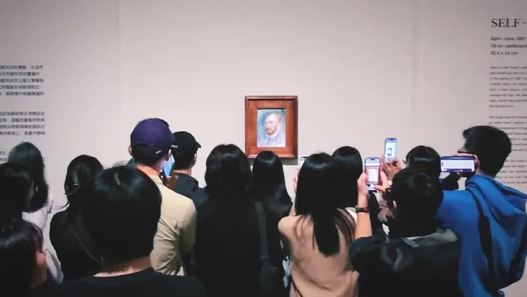 在館方號稱的真跡面前，人們簇擁著往前爭相目睹與照相（作者本人所攝影）