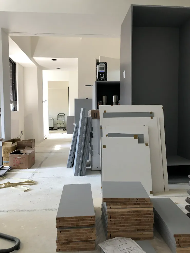 等待組裝的系統櫃板材