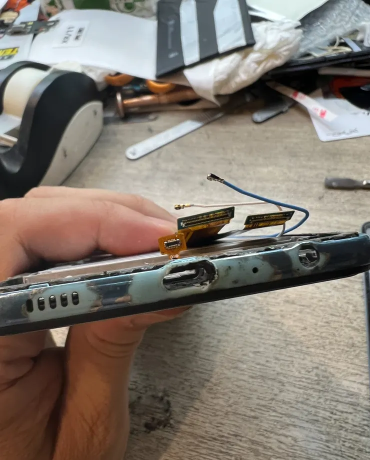 三星A52充電孔進水充電燒毀