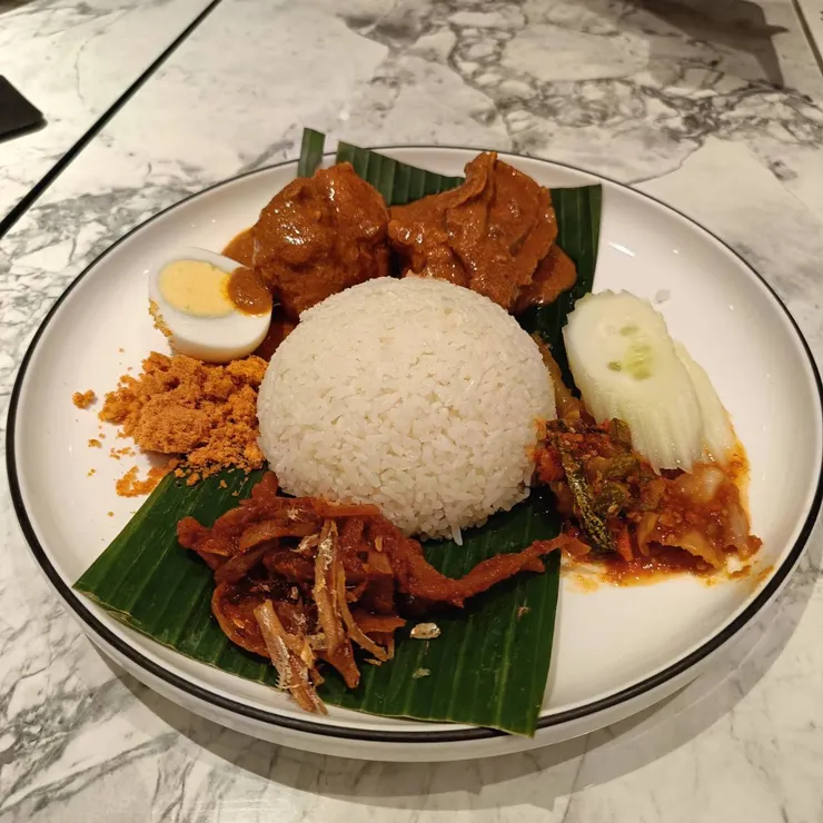 椰漿飯也有「辣死你媽（音譯）」的中文戲稱，形容參巴辣醬的美味會讓人難以忘懷。