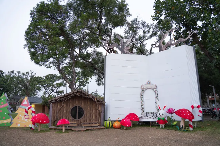 「奇幻夢遊」以愛麗絲夢遊仙境為題材，打造光影故事