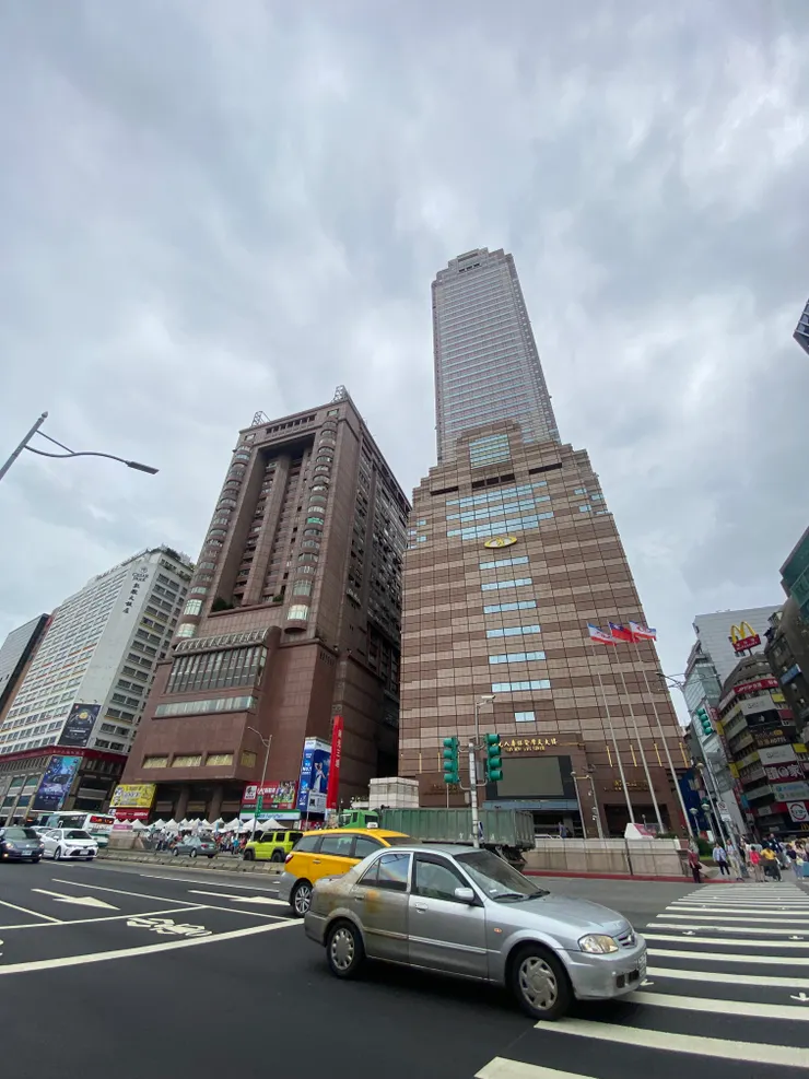 台北車站前的新光三越