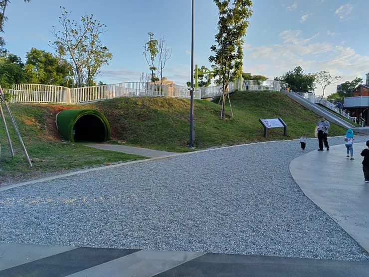 小山下有水管可以走路穿越