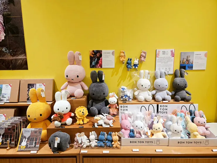 因為是荷蘭呀，禮品店除了作品相關周邊，還有一大區米飛兔～