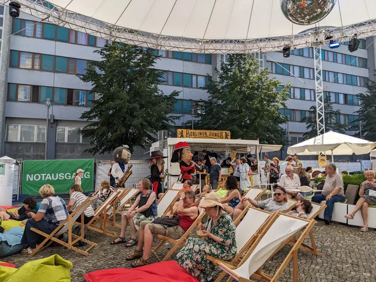 露天帳篷區的音樂表演