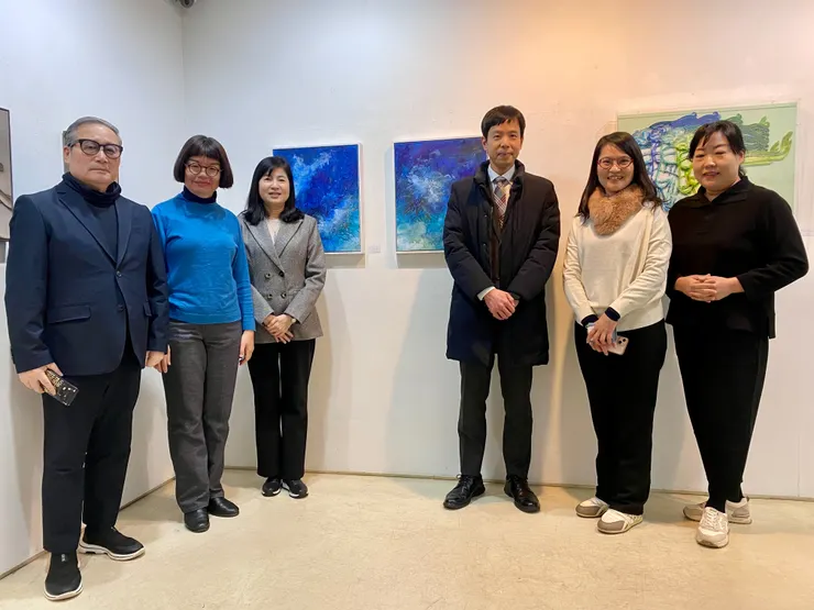 現場嘉賓雲集，由左至右：畫廊經理韓京秀、藝術家江心靜、駐韓國台北代表部副代表郭秋雯、新聞組林靖貴、藝術家廖文君、畫廊負責人鄭智慧。