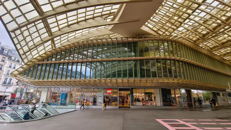 【浮出地面仰望中央市場天棚壯闊！利哈勒廣場 （Forum des Halles），現更名為「西田利哈勒廣場」（Westfield Forum des Halles）。 為一大型地下購物中心及交通樞紐，建在舊的中央市場「利哈勒」（Les Halles）舊址上。】