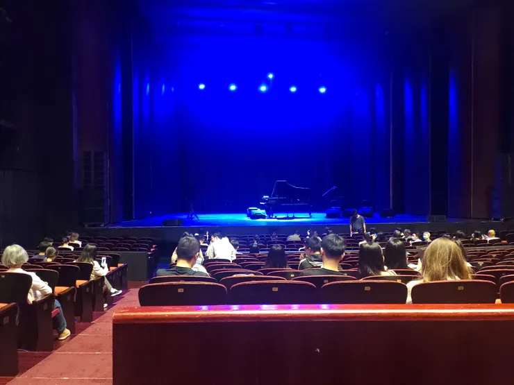 開演前的舞台照