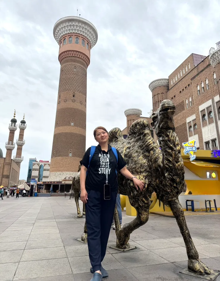 新疆市集國際大巴扎的代表建築「絲綢之路塔」,是一個塔高約70多公尺的觀景塔,內有展覽,登塔可俯瞰整個大巴扎及烏魯木齊市景觀