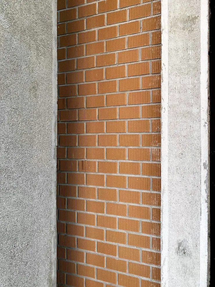 化工館的十三溝面磚與斬石子牆和柱（整修後的新作）