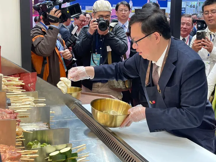 圖說：行政院副院長鄭文燦親臨焦糖楓當一日店長，體驗加盟主創業辛苦。（資料來源：焦糖楓）